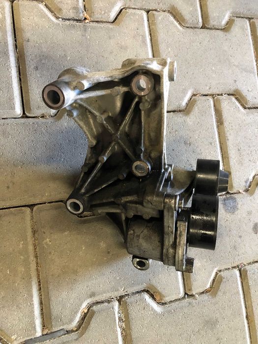 Łapa mocowanie alternatora  Opel Vivaro b Trafic III 1.6 Dci Cdti