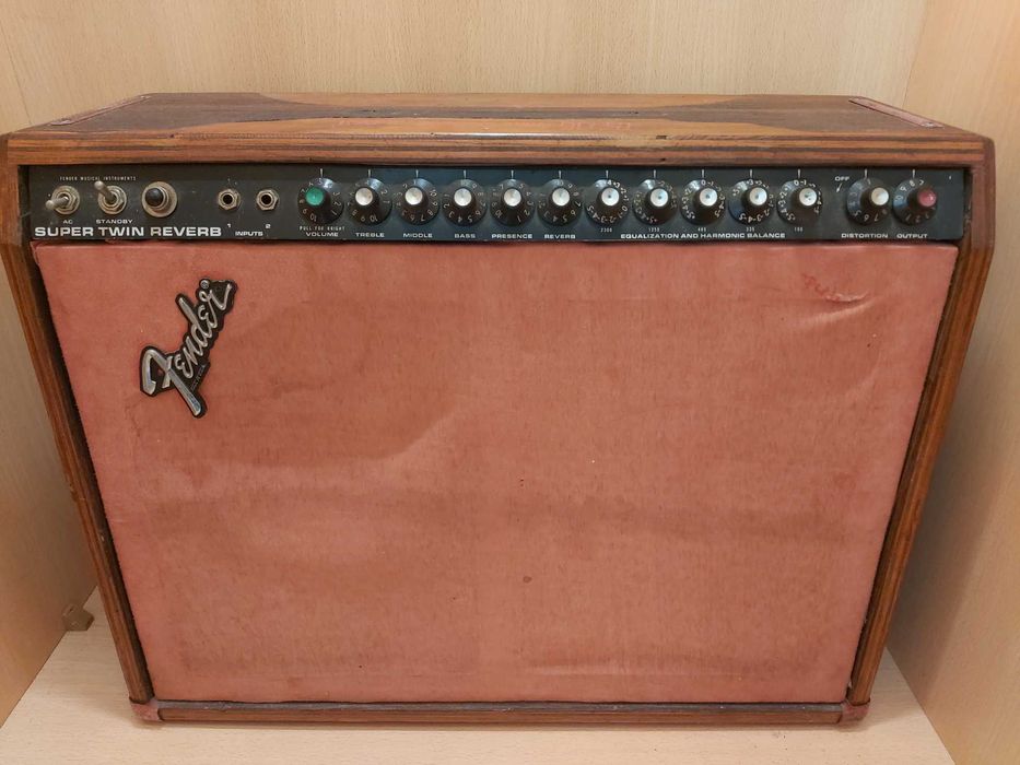 Fender Super Twin Reverb amplificador