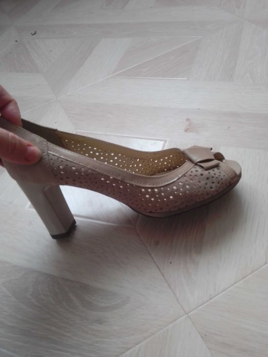 Нові шкіряні сандалі хорошої якості.