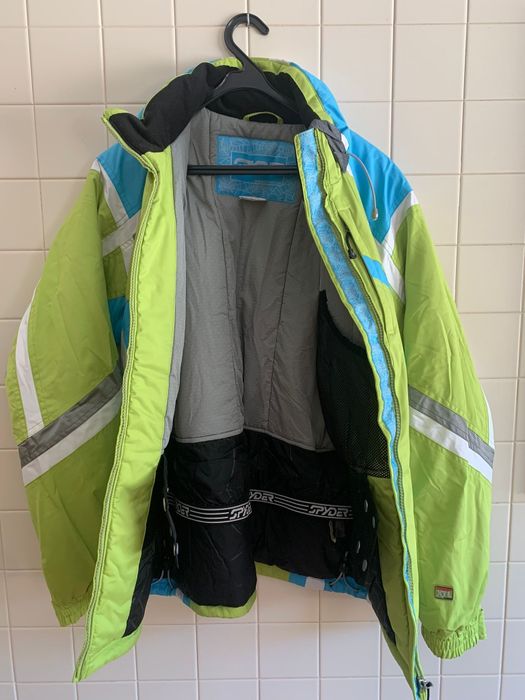 Fato de neve pouco usado