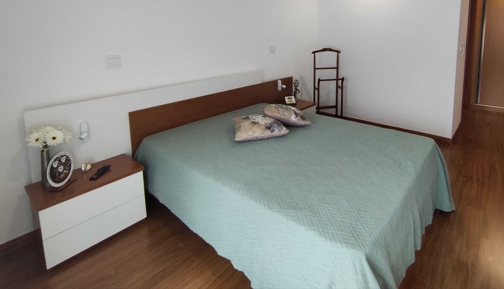 Cama e mesinhas de cabeceira