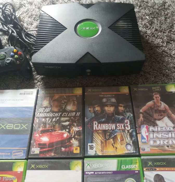 Xbox clássica+2 comandos originais e jogos.