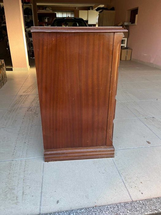 Vendo Cómoda de quarto em madeira maciça mogno em bom estado