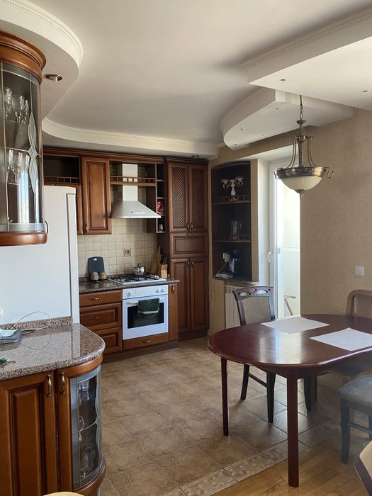 Простора  3 кім. квартира біля війского інст. на Богуніі