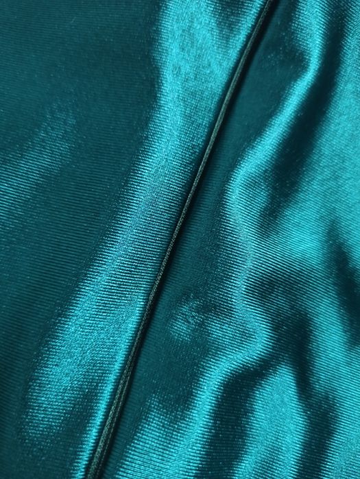 Satynowa sukienka z wycięciem na nogę