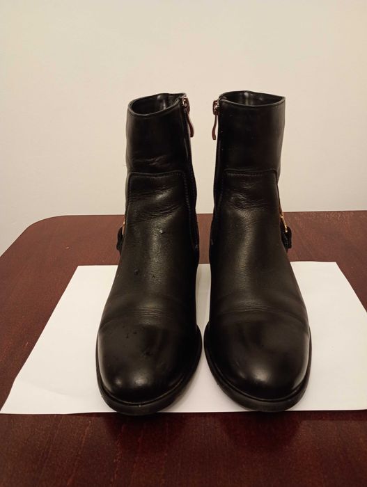 Skórzane czarne botki   ze złotymi ozdobami " Lemarar "