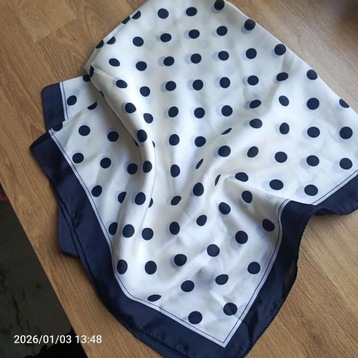 Nowa apaszka jak z jedwabiu 70 cm śmietankowa w czarny groszki