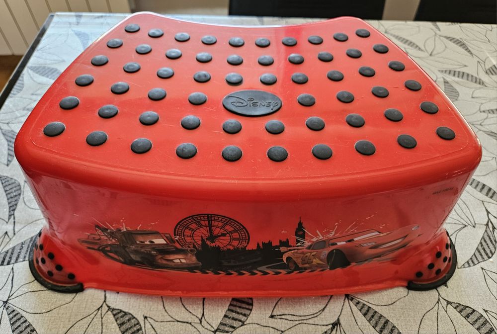 Podnóżek łazienkowy, stopień antypoślizgowy z motywem z bajki "Auta"