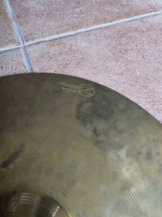 Pratos de bateria Zildjian Planet Z. Prato de choques e ride/crash
