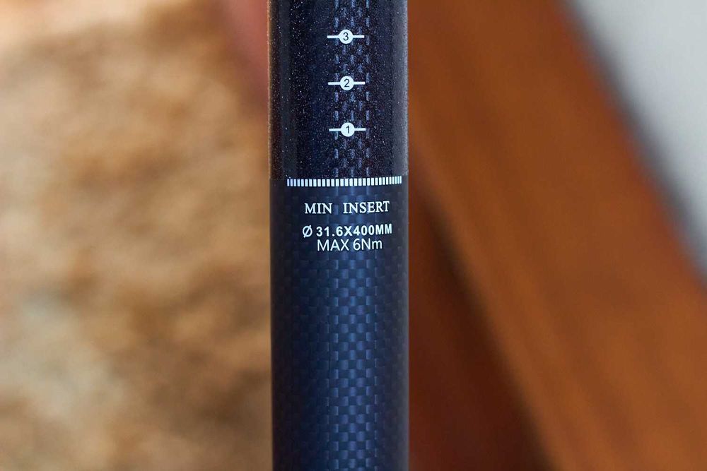 Espigao selim carbono – 31.6 mm / 400 mm