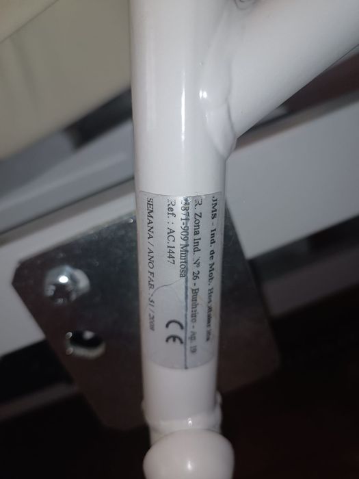 Cama articulada hospitalar com colchão, cadeira de rodas e muletas