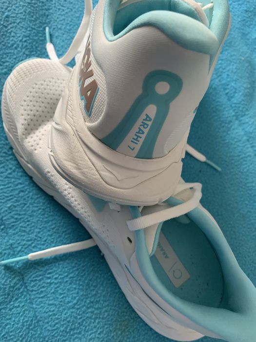 Tenis Hoka modelo arahi7