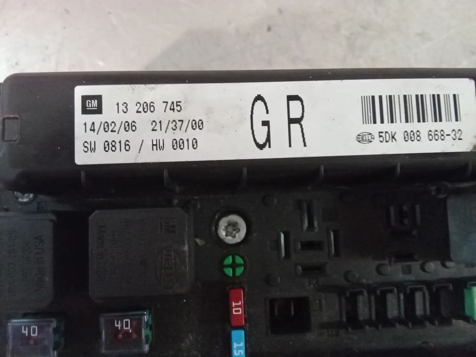 CAIXA DOS FUSIVEIS OPEL ASTRA H -04-09 13206745