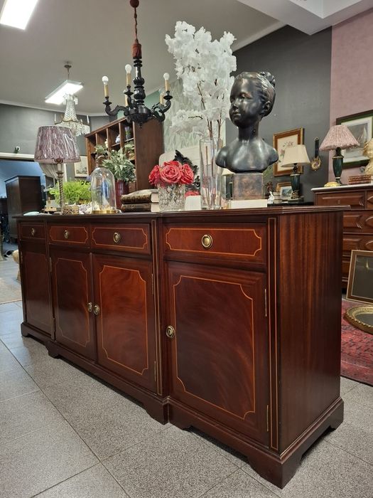 Aparador elegante e funcional. Oferecemos a entrega na zona de Lisboa.