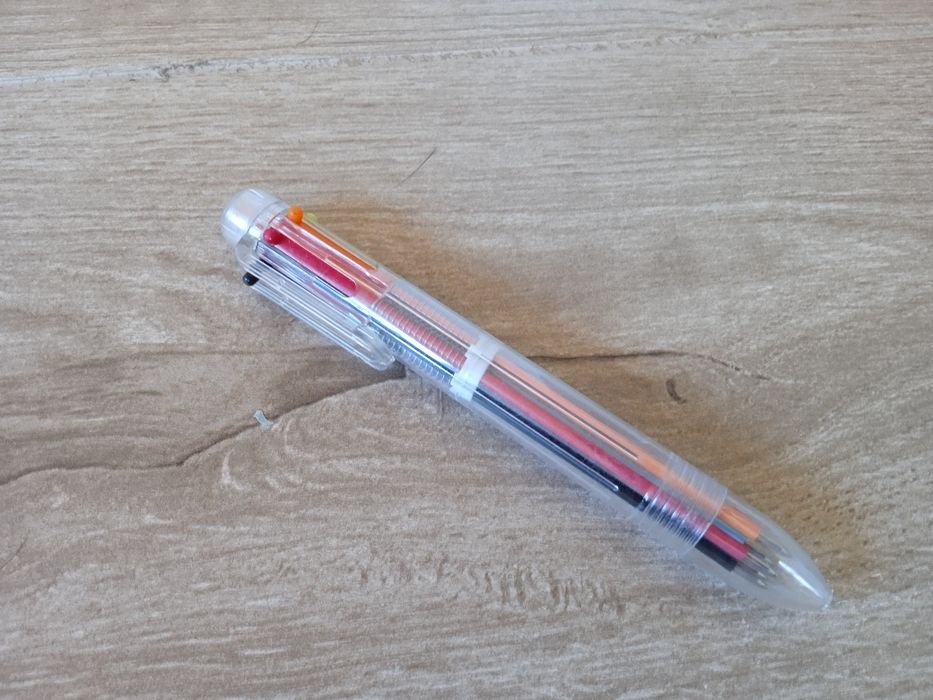 Caneta multicolor com várias cores