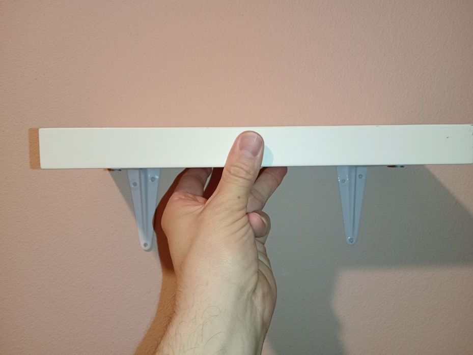 Quatro prateleiras brancas