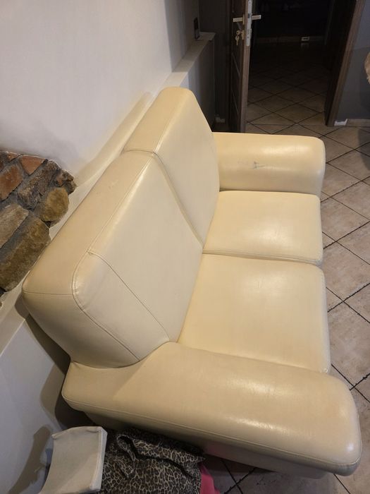 Sofa dwuosobowa z pufami