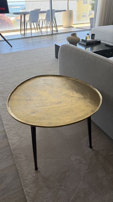 Mesa de apoio AREA em metal – dourado / efeito latão