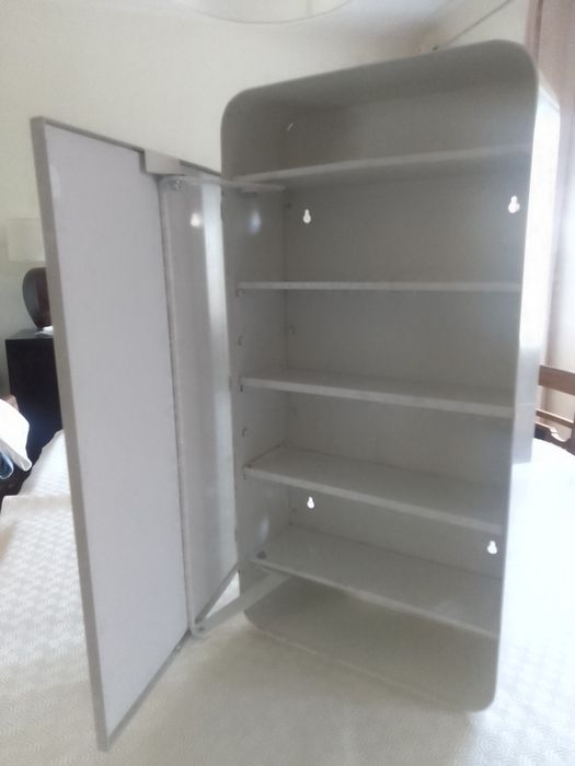 Armário de casa de banho com espelho