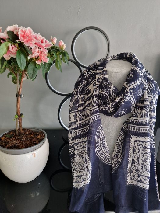 Granatowa lekka chustka apaszka szalik na szyję w białe kwiaty
