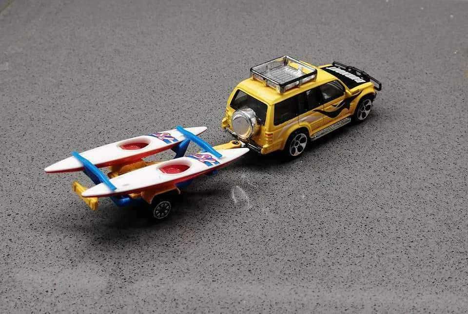 Miniatura 1.64 Mitsubishi Pajero com reboque