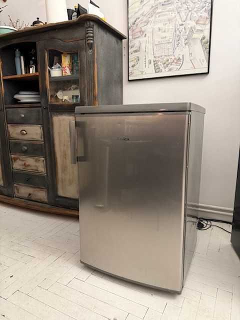 lodówka mała AMICA srebrna