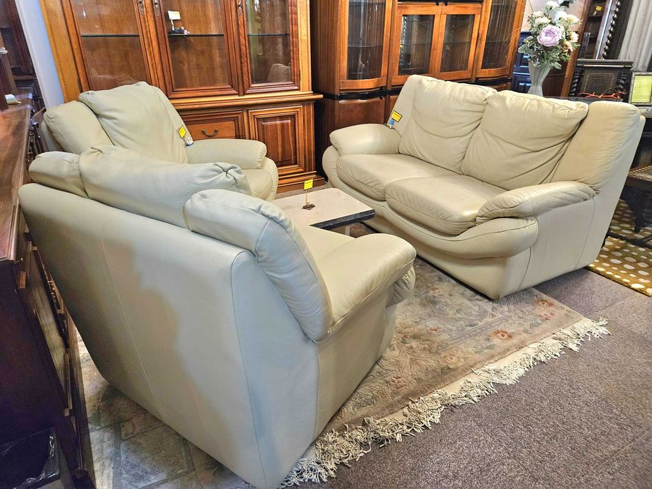 Sofás individuais em pele de cor creme muito clara - óp