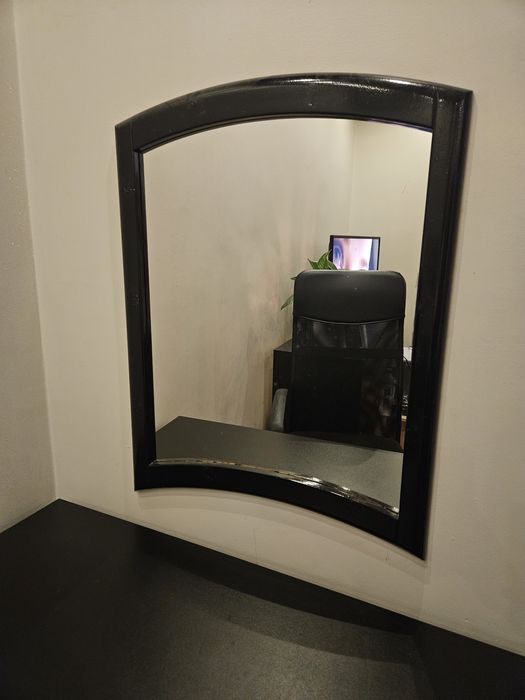 Lustro w drewnianej ramie