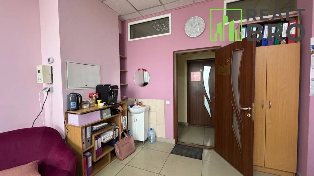 Офіс в центрі міста з панорамним балконом