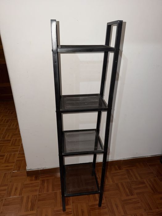 Estante de ferro preta