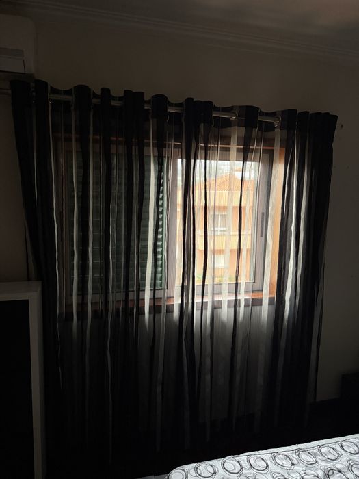 Quarto de casal, cama, mesas cabeceira, comoda madeira