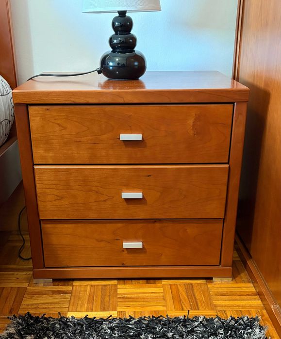Mobília de Quarto Casal em Cerejeira – Cama (com colchão)+Cómoda+Roupeiro+Espelho+Cadeira+Mesinhas