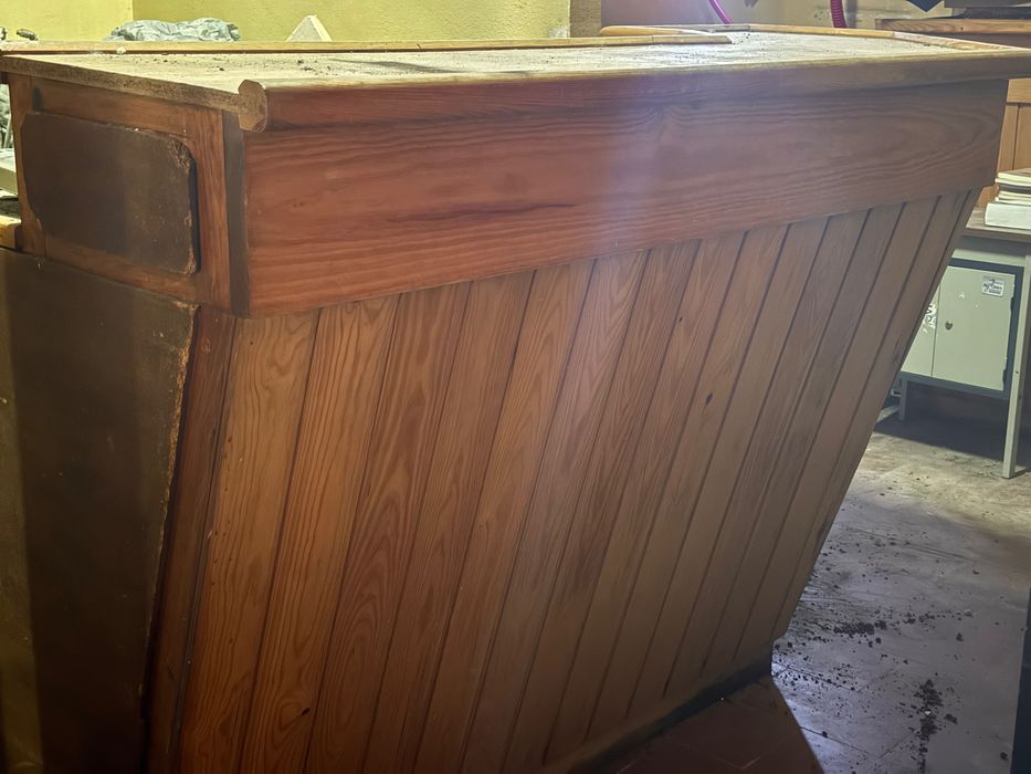 Balcão de Bar em Madeira Maciça com Lava-loiça – Estilo Rústico Profissional