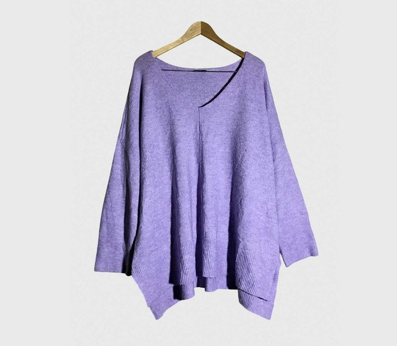 Джемпер оверсайз з V-подібною горловиною на 62-66 розмір