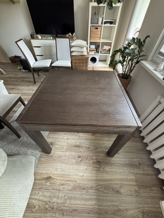 Rozkładany stół plus 4 krzesła marki Paged