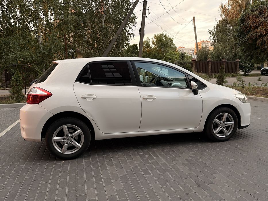 В продажу Toyota Auris 2010 рестайлінг