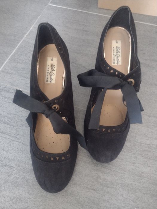 Buty na obcasie wiązane