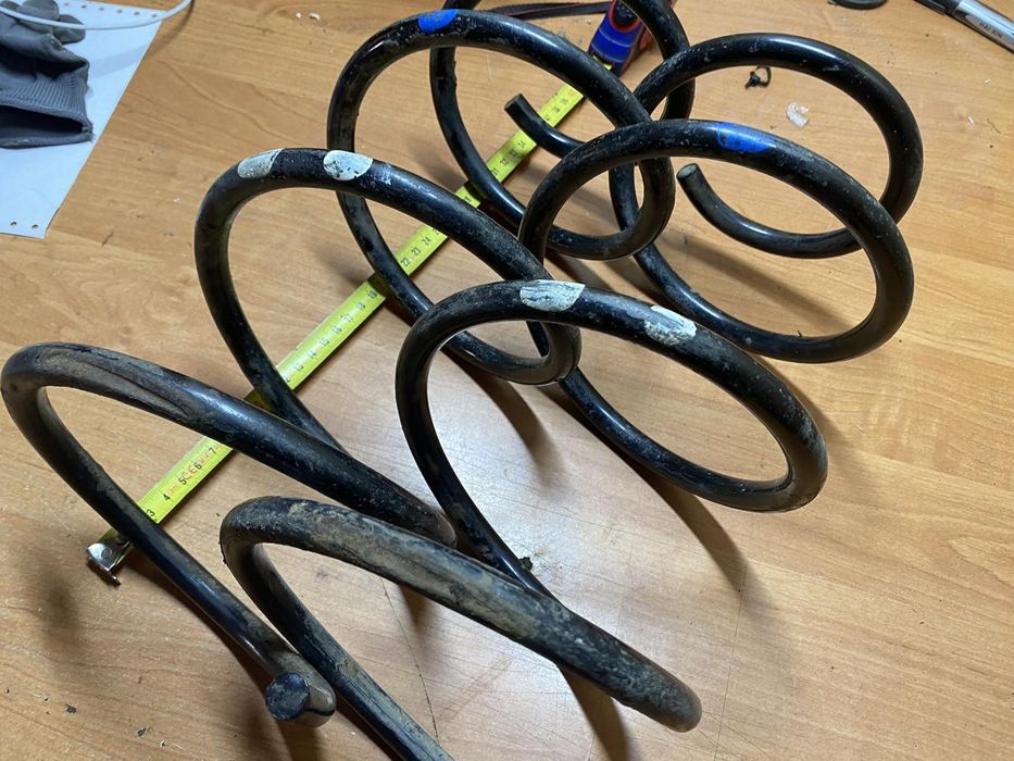 Передні пружини підвіски Тойота Авенсіс т25 дизель 2.2 d-cat універсал