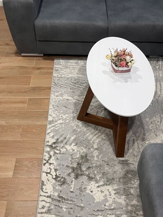 Mesa de mdf lacado branco com base de madeira de carvalho