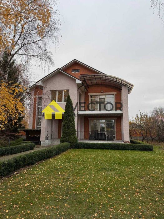 Двоповерховий будинок у місті з гаражем та підвалом!