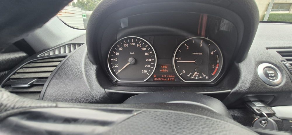 BMW 118d E87 | 2010 | Nacional | Azul BMW | Viatura de Serviço