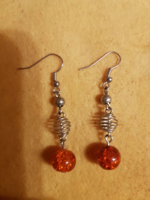 Kolczyki dlugie z czerwoną koralowa kulką