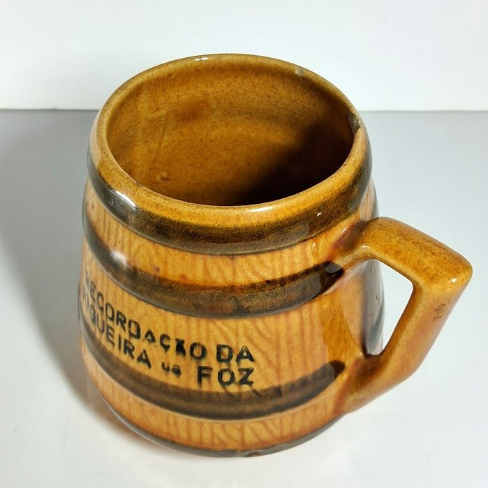 Caneca antiga em cerâmica