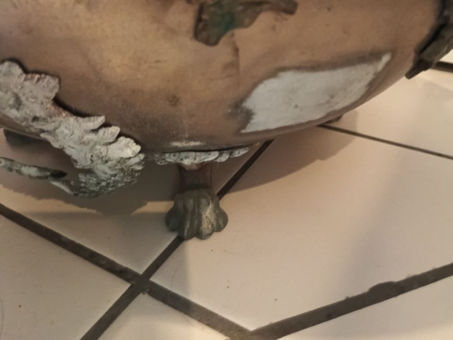 Stara waza z ornamentem w stylu francuskim