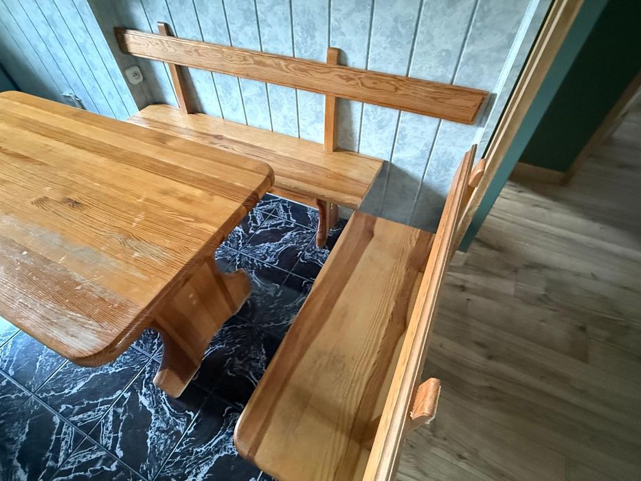 Duży Stół drewniany z ławami.