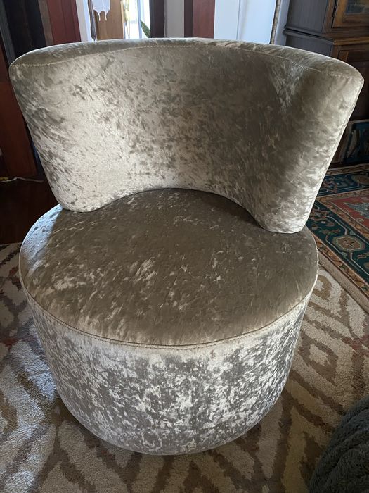 Cadeirao muito bonito em tecido brilhante