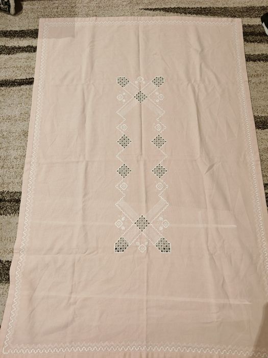 Obrus ręcznie haftowany z czasów PRL-u