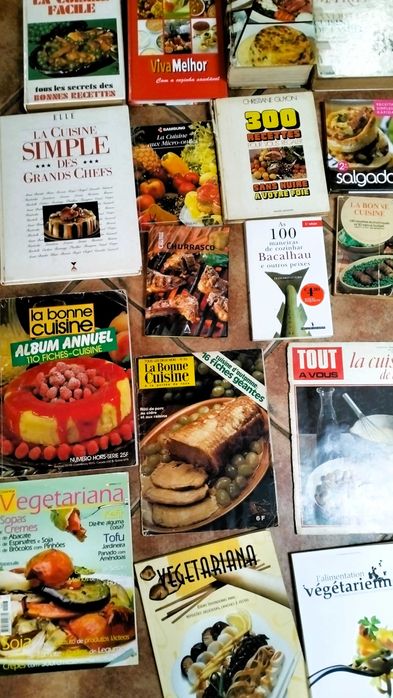 22 livros ou revistas de cozinha, usados e antigos.