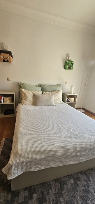 Cama + mesas de cabeceira