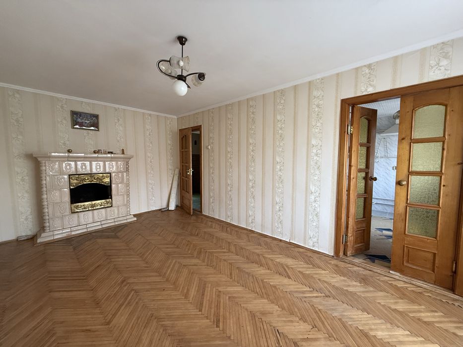 Продаєтья квартира  з діючим камином в центрі смт. Міжгірʼі